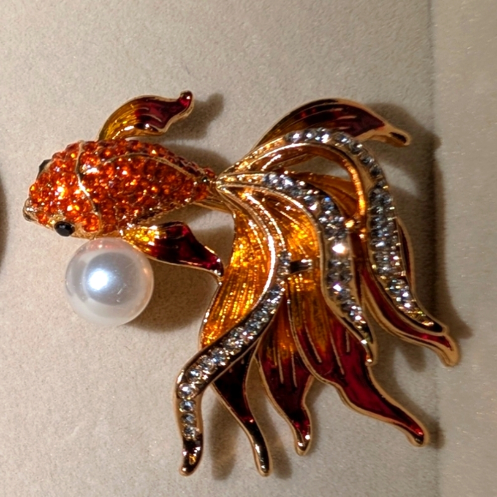 🆕 Elegant and Bright Fish Brooch. Faux Pearl & Rhinestones! Cute🐠
